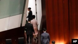 香港特首林郑月娥(从上至下第二人)在发表新一年度施政报告时受到民主派议员的抗议,林郑避席。(2019年10月16日)