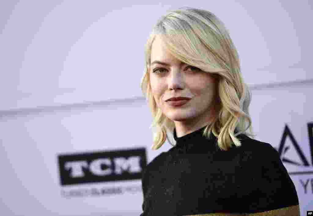 女演员艾玛·斯通在在洛杉矶的杜比剧院参加美国电影学会第45届人生成就奖典礼,领奖者是女演员黛安·基顿(2017年6月8日)