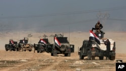 伊拉克特种部队向摩苏尔西部挺进。(2017年2月23日)
