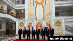 俄罗斯总统普京(左四)与白俄罗斯总统卢卡申科(右四)在明斯克举行的俄罗斯和白俄罗斯联盟国家最高国务委员会会议期间合影。(2024年12月6日)