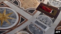 Đức Giáo hoàng phủ phục trên nền gạch bông của đền thờ để cầu nguyện trong lễ Suy tôn Thánh giá, 3/4/2015.