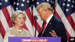 2024年11月6日,唐纳德·特朗普 (Donald Trump) 在佛罗里达州西棕榈滩举行的选举之夜观察会上将苏西·威尔斯 (Susie Wiles) 带到了演讲台。这位当选总统已选择威尔斯担任白宫办公厅主任。