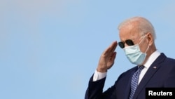 美国总统拜登在安德鲁斯联合基地登上“空军一号”专机（2021年9月20日）