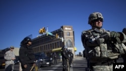 美国东部城市巴尔的摩部分城区部署了国民警卫队,执行宵禁。