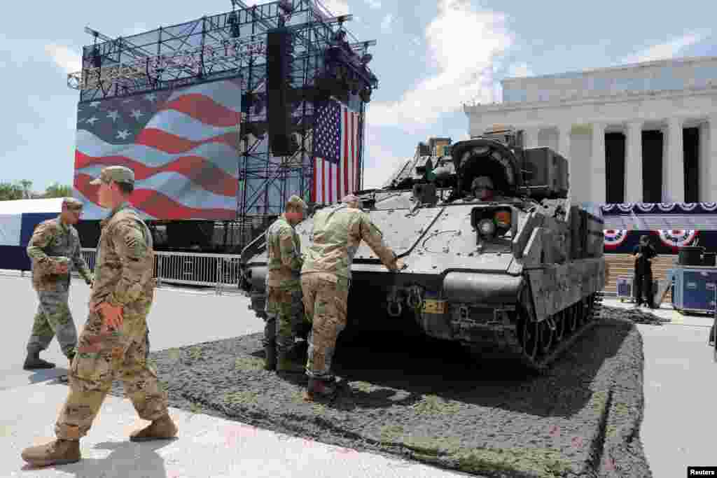 来自乔治亚州的美国陆军第三步兵师第64装甲团第一营在林肯纪念堂外布置一辆布雷德利战车。(2019年7月3日)