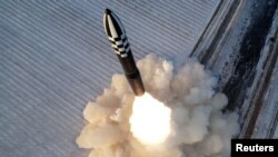 朝鲜官媒发布2023年12月18日“火星-18”型洲际弹道导弹发射升空的照片。