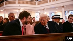 2025年1月20日星期一上午,在第60届总统就职典礼之前,当选总统特朗普在华盛顿圣约翰教堂举行的仪式前与当选副总统万斯交谈。