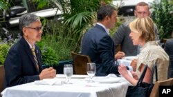 美国常驻联合国代表克拉夫特(右)与台湾驻纽约台北经济文化办事处处长李光章共进午餐。(2020年9月16日)