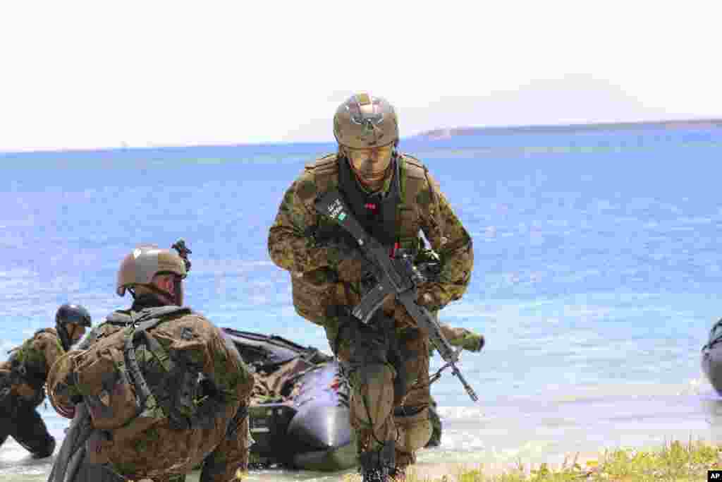 美国、日本、法国和英国联合军演,在关岛海军基地进行两栖演习,日本军人使用橡皮艇登陆(2017年5月13日)。