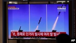 资料照片:韩国民众观看报道朝鲜试射导弹的电视画面(2020年4月14号)。