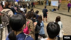 多名民主派区议员在将军澳宝琳地铁站出口的空地,举行6-12事件9个月纪念日《抗暴之年》纪录片地区放映会。 (美国之音汤惠芸拍摄)