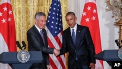 2016年8月2日, 美国总统奥巴马在白宫联合记者招待会结束的时候与新加坡总理李显龙握手。李显龙正在对美国进行国事访问。