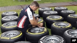 资料照 - 倍耐力(Pirelli)的工人在检查该公司制造的轮胎。