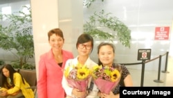 美国的女权无疆界组织主席瑞洁和安妮、张儒莉在旧金山国际机场(女权无疆界组织提供)