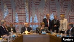 افغانستان کے دارالحکومت کابل ائیر پورٹ پر افغان وزیرِ خارجہ صلاح الدین ربانی نے وزیراعظم نواز شریف اور ان کے وفد کا استقبال کیا۔