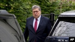 司法部长威廉·巴尔离开他位于弗吉尼亚州麦克莱恩的家。(2019年4月15日)