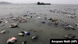 中国的雅鲁藏布江流入印度后被称作布拉马普特拉河 (资料图,2012年3月21日)。