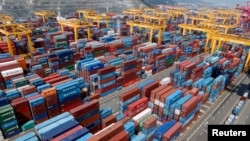 资料片:韩国釜山新港的集装箱码头