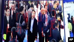 资料照:中国北京一个展销会上展示的人脸识别监控技术。(2018年10月23日)