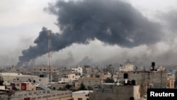 2023年12月10日,在以色列与巴勒斯坦伊斯兰组织哈马斯之间持续不断的冲突中,以色列发动袭击后,加沙地带南部的汗尤尼斯冒出浓烟。 (路透社图片)