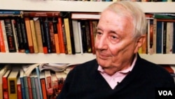 权威学者马若德(Roderick MacFarquhar)在哈佛大学接受美国之音专访(2015年3月视频截图)