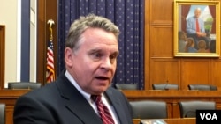 共和党籍联邦众议员史密斯(Rep. Chris Smith, R-NJ)接受美国之音采访。(2015年4月30日)