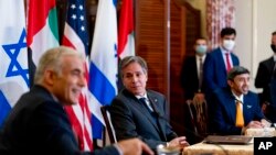 2021年10月13日,美国国务卿布林肯、以色列外交部长拉皮德(左)和阿联酋外交部长谢赫·阿卜杜拉·本·扎耶德·阿勒纳哈扬(右)在国务院举行的联合新闻发布会上亮相(美联社)。