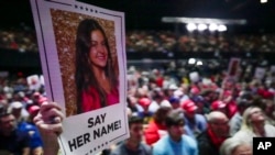 资料照片:在佐治亚州举行的一次竞选集会上,共和党总统候选人特朗普的支持者举着莱利的照片。(2024年3月9日)