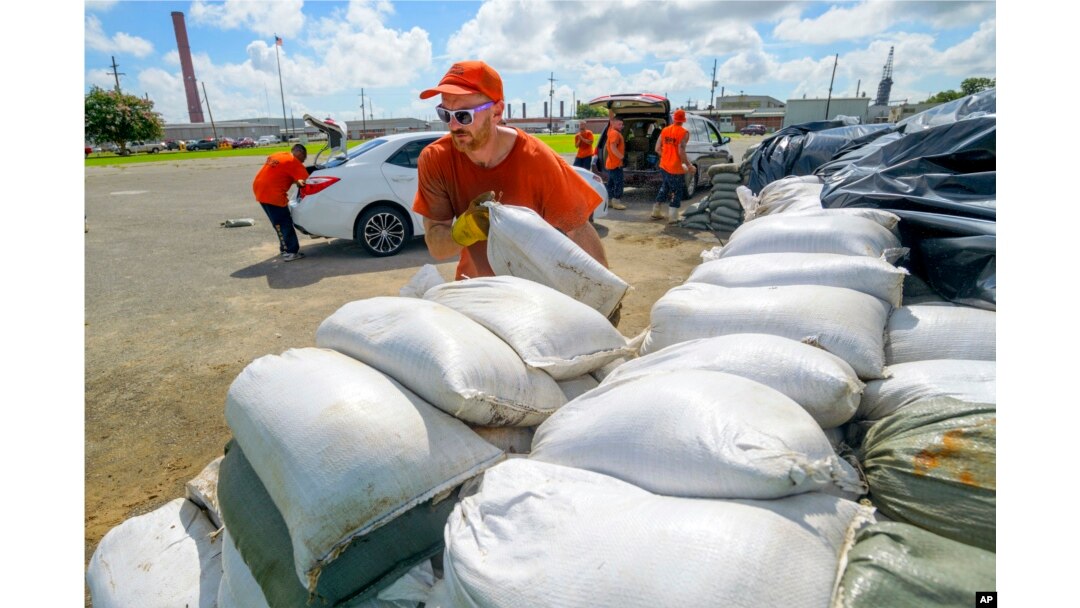 Algunos residentes, que recuerdan el mortal y devastador paso del huracán Katrina en 2005, dijeron estar decididos a ponerse a salvo.