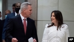 Ketua DPR AS dari Partai Republik, Kevin McCarthy berbicara dengan Ketua Konferensi Republik DPR Elise Stefanik (foto: dok).