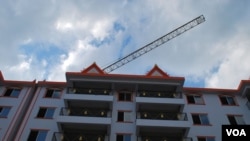 云南省沧源县的房地产,相当一部分高档住宅楼被缅甸佤联军的官员所购买。(美国之音朱诺拍摄,2015年3月5日)