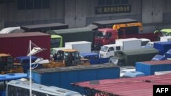 중국 단둥 중조우의교(조중우의교) 입구에서 북한 신의주로 가는 화물차들이 대기하고 있다. (자료사진)