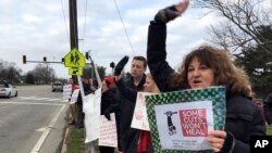 肯塔基州教师在首府法兰克福抗议削减退休福利。(2018年3月8日)