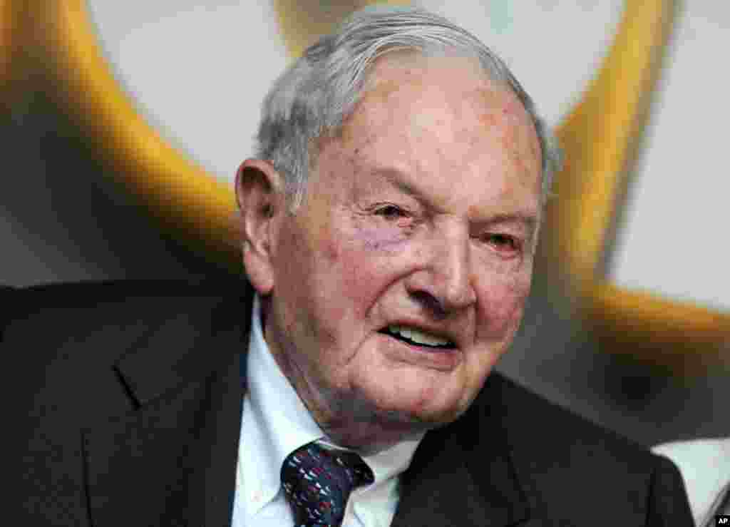 大卫·洛克菲勒在2016年6月1日。洛克菲勒批评那些寻求以各种方法避税的亿万富翁。他努力做到把家族财富用于慈善目的,包括为艺术和环保项目提供资金。他曾说服卡特总统允许伊朗国王1979年来美国治疗癌症。美国的这一举动导致德黑兰爆发美国人质危机。  