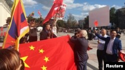 在波罗的海国家立陶宛首都维尔纽斯,支持与反对香港民主示威的两派人展开辩论。(2019年8月23日)