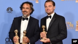 2016年1月10日加利福尼亚贝弗利希尔顿酒店第73届金球奖颁奖典礼: 《荒野猎人》剧本作者和制片伊纳利图(左)和主演莱昂纳多-迪卡普里奥在新闻发布室合影