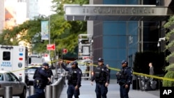 纽约警察抵达纽约时代华纳中心(2018年10月24日)