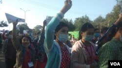 抗议者在勃固抗议军人政变。