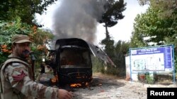 chiếc xe buýt chở nữ sinh bị đánh bom ở Quetta, Pakistan, ngày 15/6/2013.