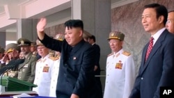 视频截图显示,2013年7月27日,朝鲜领导人金正恩和中国副主席李源潮在平壤纪念朝鲜战争停战60周年的庆典上