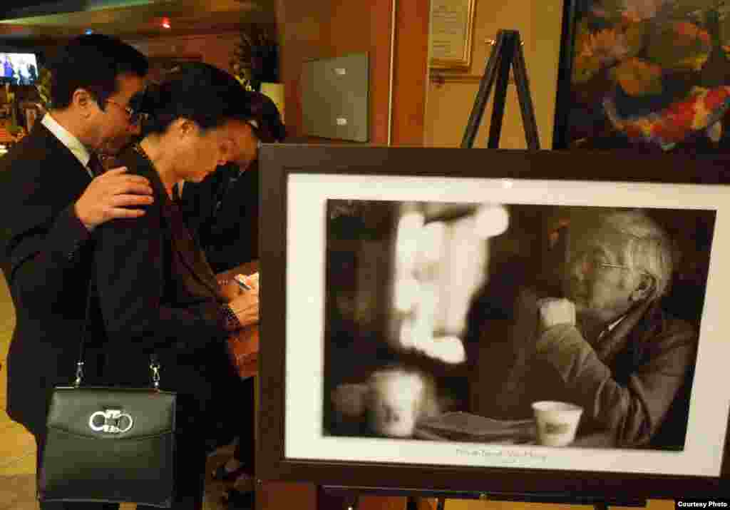 Nữ nghệ sĩ Kiều Chinh ký sổ tang.