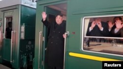 Lãnh đạo Triều Tiên lên tàu khởi hành từ Bình Nhưỡng sang dự hội nghị thượng đỉnh tại Hà Nội.