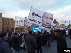 3月18日莫斯科红场的庆祝集会中,许多人手举印有普京头像的旗帜。(美国之音白桦)