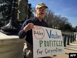 马里兰州居民威顿在参议院大楼前示威,反对德沃斯当教育部长(2017年2月6日)