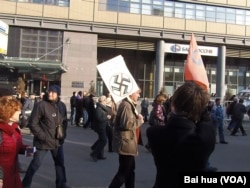 去年春季莫斯科市中心要求媒体自由和释放政治犯的示威中,一名参加者手举反对纳粹法西斯标语。 (美国之音白桦拍摄)