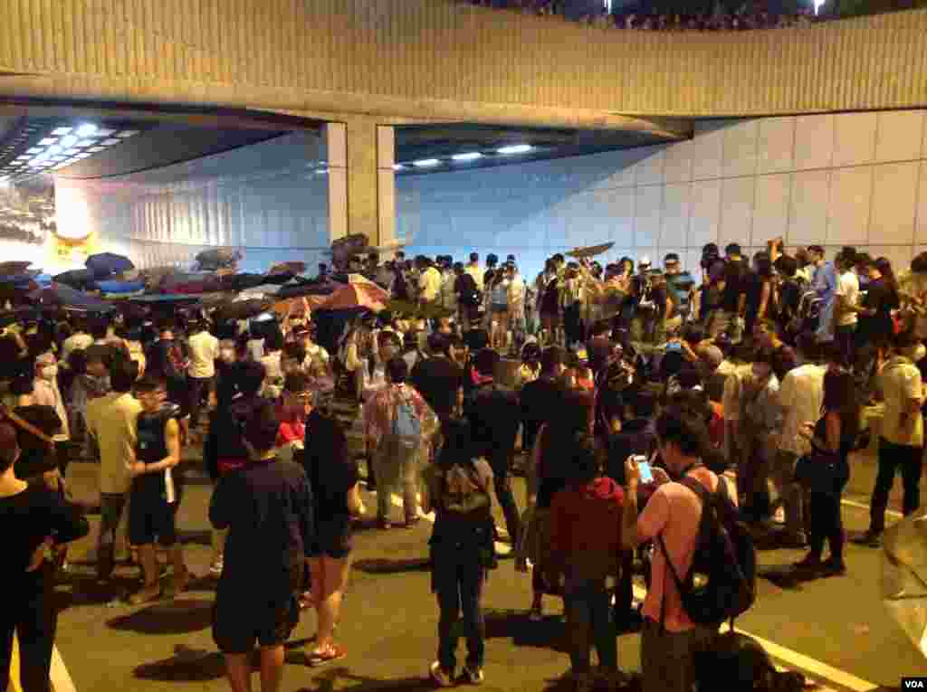 10月14日晚数以百计的香港示威群众和警察对峙，警方驱之不散 (美国之音海彦 拍摄)