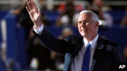 共和党副总统候选人、印第安纳州州长佩斯在共和党代表大会上向人群挥手(2016年7月20日)