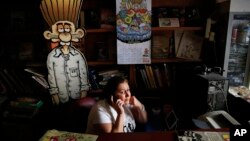 土耳其一家讽刺性漫画杂志社的员工在电话上。土耳其当局上周禁止发行有关未遂政变的出版物。(2016年7月25日)