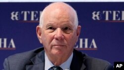 资料照:美国国会参议院外交关系委员会主席本·卡丁2024年9月7日在意大利举行的一个经济论坛上致辞