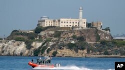 美国旧金山海湾的阿尔卡特拉斯岛,美国海岸警卫队的船驶过。(2013年10月)